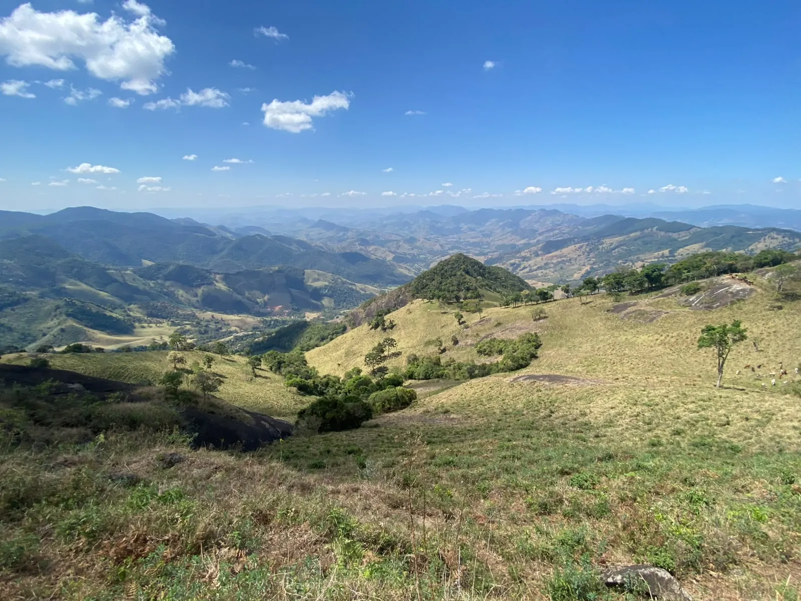 Vista panorâmica de vales e montanhas sob céu azul